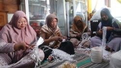 Daur Ulang Kreatif: Perempuan Tuban dan Bojonegoro Rajut Sampah Jadi Barang Mewah