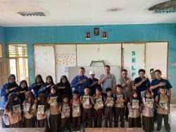 PWI Salurkan Bantuan Paket Buku Tulis kepada Siswa Sekolah Terdampak Banjir di Karawang