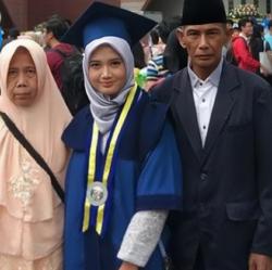 Luar Biasa! Anak Tukang Becak jadi Dosen Kimia di Usia 22 Tahun, Lulus S2 ITB dalam 10 Bulan