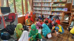 Mengenal Literasi Sejak Dini, MIS Winduraja Ajak Siswa Baru Wisata Baca di Gada Membaca Ciamis