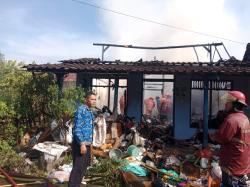 Nenek ini Berhasil Diselamatkan Warga, Saat Api Membakar Rumahnya