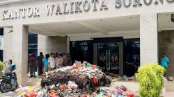 Sampah Dihambur di Kantor Wali Kota Sorong, Wibawa Pemerintah Dipertanyakan