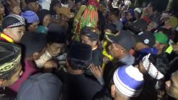 Ratusan Warga Berebut Gunungan dan Padati Sendang Coyo  Tengah Malam, Ikuti Prosesi Grebeg Suro