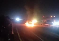 Kecelakaan Mengerikan di Tol Jombang-Mojokerto, Minibus Terseret Truk Hingga Terbakar