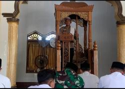 Kapolsek di Mimbar: Seragam di Balik Jubah, Pesan Moral Menggema di Masjid Blang Awe