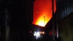 BREAKING NEWS: Kebakaran Terjadi di Jalan Pampang Makassar