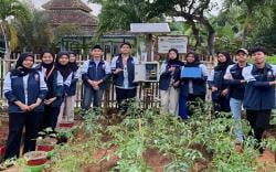 Makan Tahu Petis Sudah Biasa! Kini Mahasiswa KKN-T Undip Hadirkan PETIS untuk Penyiraman Tanaman