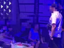Miris! Mesra dengan Pria Lain di Tempat Karaoke Istri di Kendari di Gerebek Suami