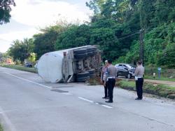 Hindari Minibus, Truk Pengangkut Semen Curah Terguling di Barru