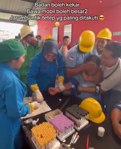 Pria Bertubuh Kekar Menjerit Histeris Saat Lihat Jarum Suntik, Netizen Ngakak!