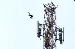 Tragis! Pria Lompat dari Menara 75 Meter di Mande Cianjur, Diduga Alami Gangguan Jiwa