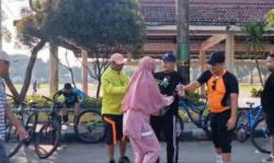 Bangun Komunikasi Positif, Polisi di Jombang Gowes Sambil Bagikan Air Mineral kepada Warga
