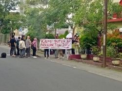 Aksi Bakar Ban dan Teatrikal Pocong Warnai Penolakan Pj. Rektor di UDA Medan