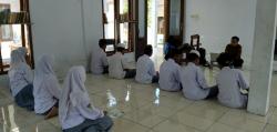 Polije Tingkatkan Literasi Bahasa Inggris Siswa SMK lewat Pelatihan Membaca Teks Fungsional