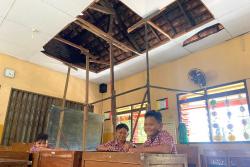 Plafon Ambrol dan Genteng Lapuk, Siswa SD di Kudus Terpaksa Belajar di Kelas Rusak