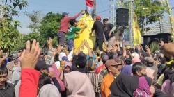 Ratusan Warga Berdesakan Berebut Gunungan Tahu Khas Kediri dan Gunungan Hasil Bumi