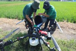 Petani Jateng Beradaptasi dari Sistem Tradisional ke Alat Canggih, Pakai Drone hingga Cultivator