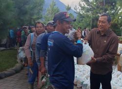 Anggota DPR Salurkan 1.000 Paket Sembako dari Presiden untuk Buruh Kuningan