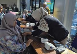 Penumpang KA Cek Gratis Kadar Gula Darah dan Tensi Gratis di Stasiun Purwokerto