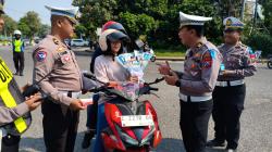 Bukan Ditilang, Tapi Dihadiahi! Pengendara Tertib di Sidoarjo Dapat Voucher Nonton