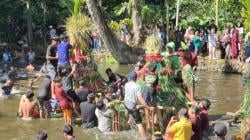 Tradisi Kebur Ubalan, Puluhan Warga Saling Siram Air dan Berebut Gunungan Hasil Bumi