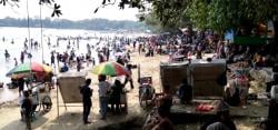 Dari Pagi Udah Penuh! Wisatawan Tumpah Ruah di Pantai Carita, Ini Penampakannya