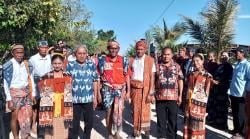 Momen Spontan Translok Laimbaru: Ditawai Kain Tenun, Mentrans beri Rp300 Juta untuk 6 Kelompok Tenun
