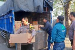 Truk Angkut 506 Botol Arak Bali Ditangkap Polisi di Jombang, Modus Ditutupi Terpal