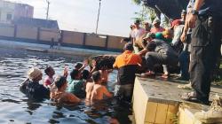 Evakuasi Pohon Tumbang, Petugas dan Warga Terjun Langsung ke Kolam Ikan Dewa