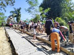 Rusak Parah, Warga Kampung Cimanyangray Lanjutkan Bangun Jalan Poros Desa Secara Swadaya