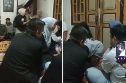 Di Hadapan Keluarga Korban Tragedi Pernikahan, Tangis Putri Karlina Pecah saat Bersimpuh