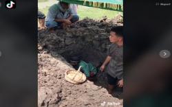 Momen Haru Anak Azankan Jenazah Ayahnya di Liang Lahat, Suara Pecah Menahan Tangis