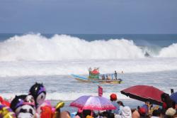 Laut, Doa, dan Harapan: Ribuan Warga Saksikan Sedekah Laut di Pantai Genjik Purworejo