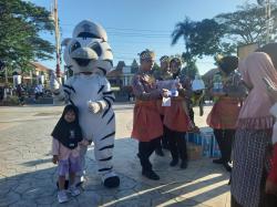 Badut Zebra hingga Angklung, Cara Humanis Polres Kebumen Ajak Warga Tertib di Jalan