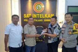 Warga Tulang Bawang Lampung Sukarela Serahkan Senjata Api Ilegal ke Polisi