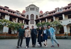 Potret Influencer Enjoy Merasakan Kenyamanan Cole Haan Menyusuri Destinasi Wisata Semarang