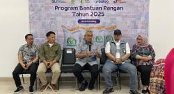 BULOG Salurkan 800 Kg Beras di Bandung, Wali Kota Turun Langsung Dampingi Warga