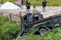 Kecelakaan Pikap Vs Motor Hingga Masuk Parit, 2 Orang Terluka Dilarikan ke Rumah Sakit