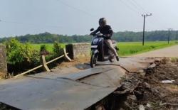 Sudah 4 Tahun Rusak, Warga Nekat Lintasi Jembatan Amblas di Pandeglang