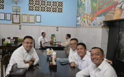 Momen Hangat Prabowo dan Jokowi Makan Malam di Bakmi Citro Solo, Apa yang Dibahas?