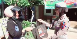 Berkendara Aman Hadiah Menanti, Apresiasi Unik Satlantas Polres Bondowoso