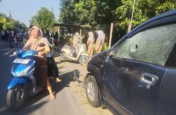 Minibus Oleng Tabrak 9 Motor Parkir di Bantul