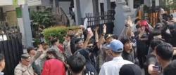 BREAKING NEWS: Ricuh Demo di SMAN 4 Kota Serang, Massa Desak Penuntasan Kasus Pelecehan Seksual