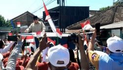 Presiden Prabowo Resmikan KDMP di Klaten, Ratusan Siswa SD Antusias Menyambut di Jalan