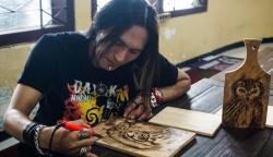 Seni Unik Seorang Drummer Rock: Dari Hobi Bakar Kayu, Kini Jadi Peluang Baru di Kancah Seni Sidoarjo
