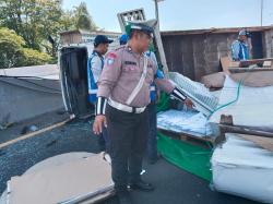 Ban Meletus, Truk Bermuatan Triplek Terguling di Tol Waru-Sidoarjo