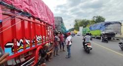 Diduga ODOL, Puluhan Mobil Ekspedisi Diperiksa Polisi Usai Turun dari Kapal di Maumere