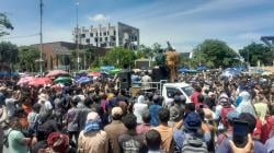 Ancaman Aksi Panjang: Ribuan Warga Pelalawan Tolak Relokasi dari TNTN, Datangi Kantor Gubernur Riau
