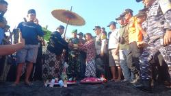 Nelayan di Purworejo Larung 65 Tumpeng ke Laut Selatan