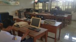 Cerita Siswa SMK Fatahillah Indramayu: Meski Cuma Berdua, Kami Tetap Sekolah